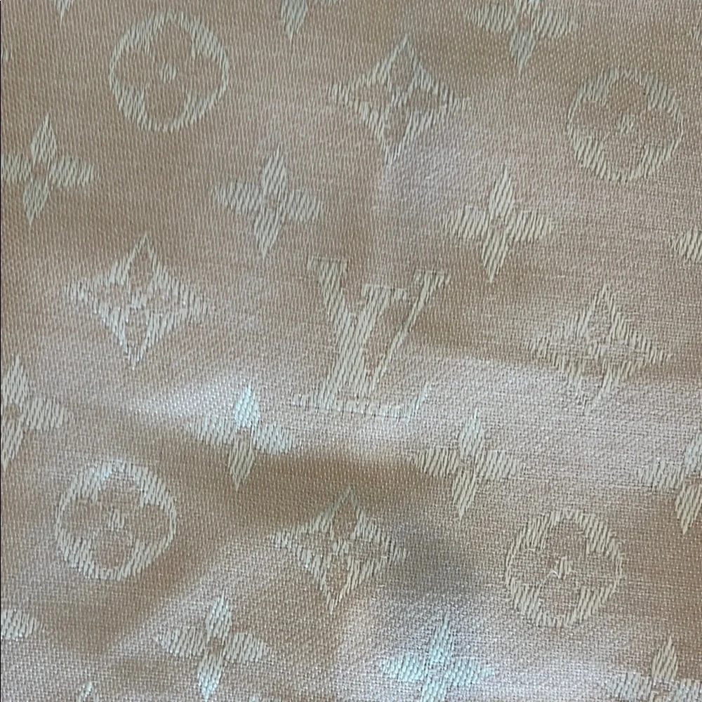 Louis Vuitton Elegant light pink Fringed Scarf - Picture 5 of 5
